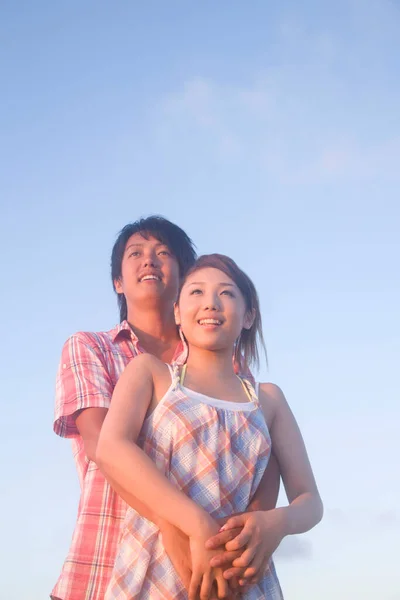 Retrato Feliz Jovem Casal Asiático Abraçando — Fotografia de Stock