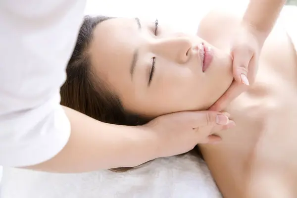 Ung Kvinna Ansikte Massage Spa — Stockfoto
