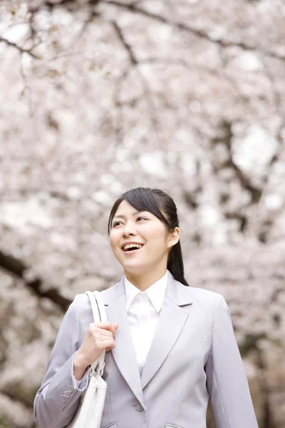 Портрет Красивої Усміхненої Молодої Бізнес Леді Ходить Парку Навесні — стокове фото