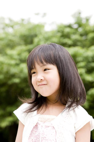 Маленькая Азиатская Девочка Улыбается Летнем Парке — стоковое фото