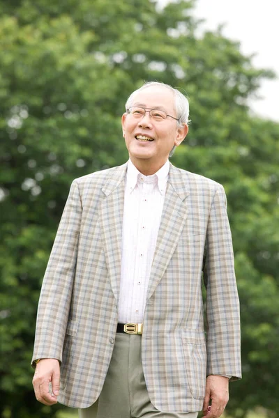 Senior Japonec Chůze Parku — Stock fotografie