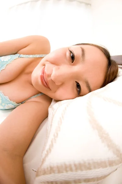 Joven Asiático Mujer Sonriendo Acostado Cama —  Fotos de Stock