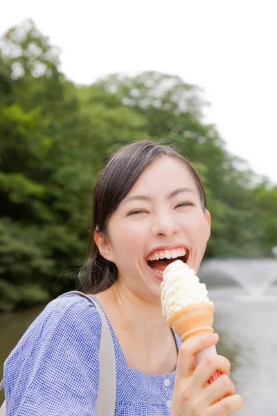 Весела Японська Жінка Їсть Морозиво Зеленому Літньому Парку Вдень — стокове фото
