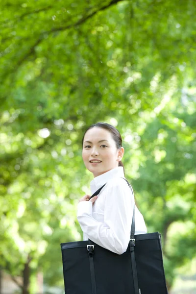 Bela Feliz Jovem Asiático Mulher Andando Parque — Fotografia de Stock