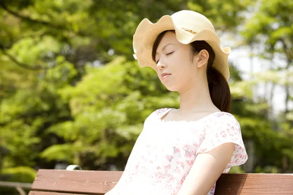 Mujer Asiática Con Sombrero Paja —  Fotos de Stock