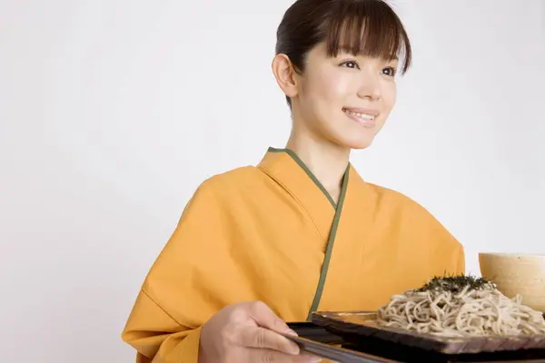 Γυναίκα Γιαπωνέζα Υπάλληλος Που Σερβίρει Αναψυκτικό Τραπέζι — Φωτογραφία Αρχείου