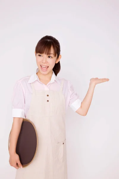 Młoda Azjatycka Kelnerka Pokazuje Otwartą Dłoń Odosobnionym Tle — Zdjęcie stockowe