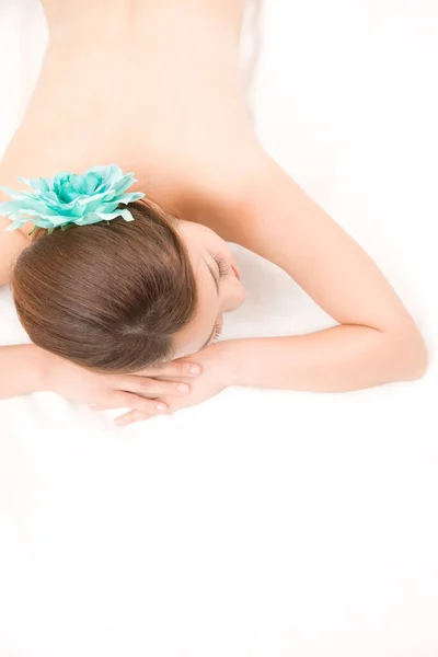 Giovane Donna Che Massaggio Nel Salone Spa — Foto Stock