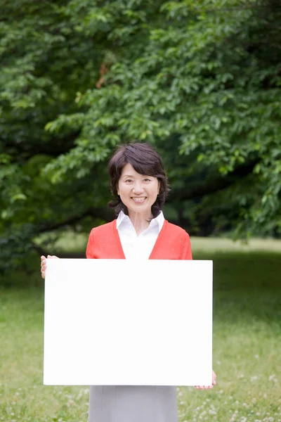 Dojrzałe Azjatyckie Kobieta Biały Deska Park — Zdjęcie stockowe