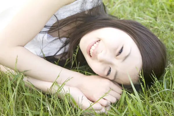 Glimlachende Aziatische Vrouw Liggend Het Gras — Stockfoto