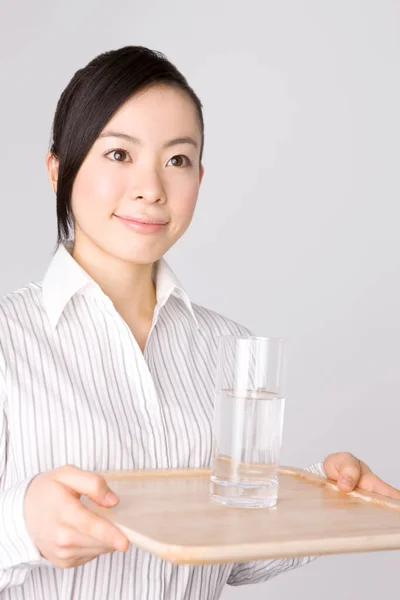 Giovane Donna Asiatica Vassoio Con Bicchiere Acqua — Foto Stock