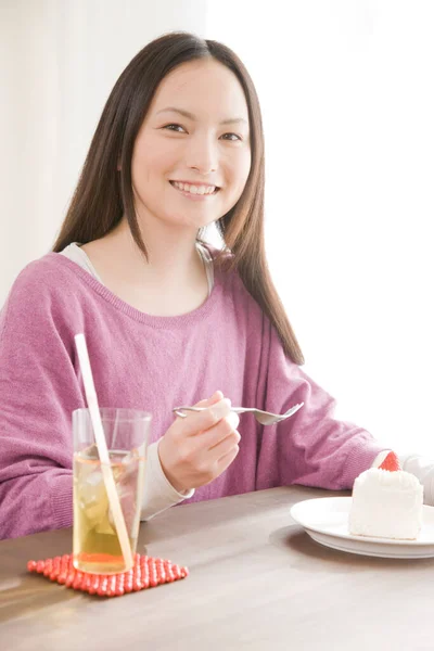 Mooie Aziatische Vrouw Eten Dessert Glimlachen Camera Thuis — Stockfoto
