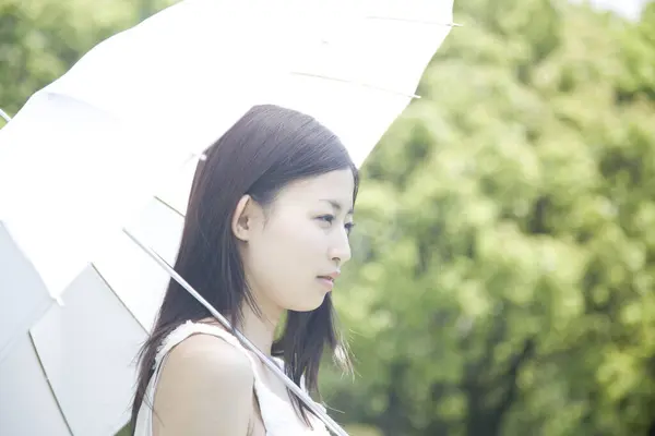 Vista Lateral Hermosa Joven Japonesa Con Paraguas Blanco Caminando Aire —  Fotos de Stock