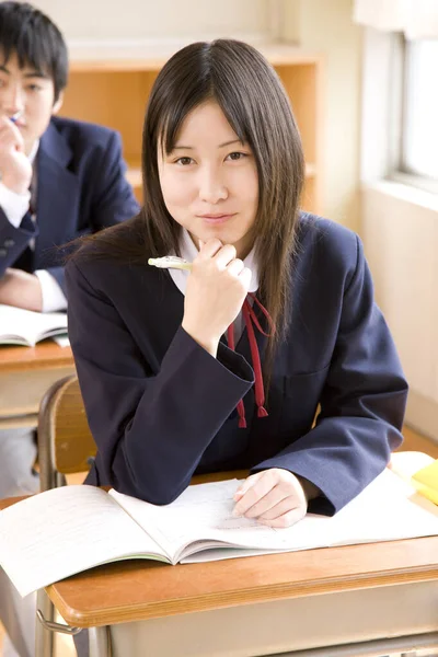 Kvinnlig Japansk Elev Sitter Vid Skolbänken Porträtt Skönhetstjej Skoluniform — Stockfoto