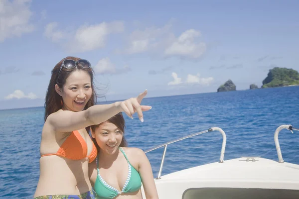 Ładne Japonki Strojach Kąpielowych Odpoczywające Plaży Dzień Pomysł Letnie Wakacje — Zdjęcie stockowe
