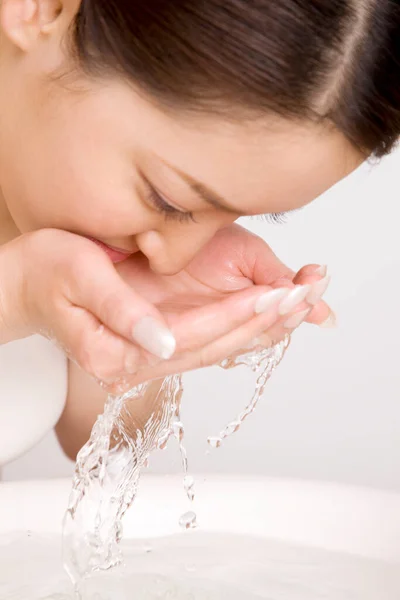 Schön Junge Asiatische Frau Waschen Ihr Gesicht — Stockfoto