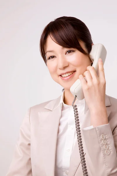 Jeune Femme Affaires Japonaise Souriante Parlant Par Téléphone Sur Fond — Photo