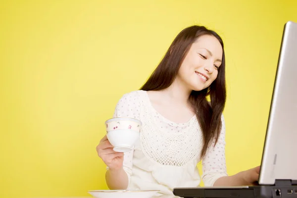 Laptop Bilgisayar Kullanan Asyalı Genç Bir Kadın — Stok fotoğraf