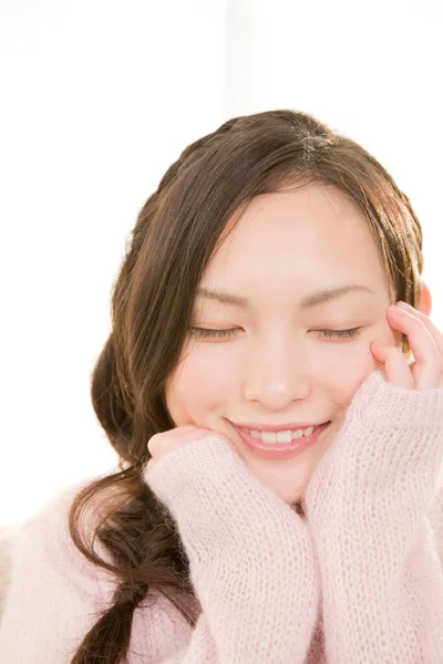 日本女人带着白人背景的笑容 — 图库照片