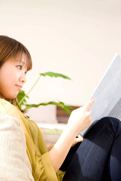 Beautiful Smiling Young Asian Woman Reading Home — Stock Photo, Image