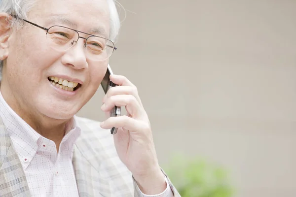 携帯電話を持つアジアのシニア男性 — ストック写真