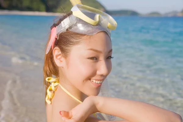 Досить Японська Жінка Купальнику Відпочиває Пляжі Вдень Концепція Літніх Канікул — стокове фото