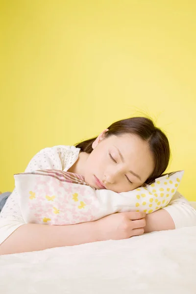 Retrato Hermosa Mujer Japonesa Durmiendo Almohada Aislada Sobre Fondo Amarillo —  Fotos de Stock