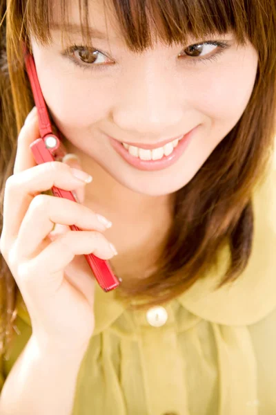 Nahaufnahme Einer Schönen Asiatischen Frau Die Handy Spricht — Stockfoto