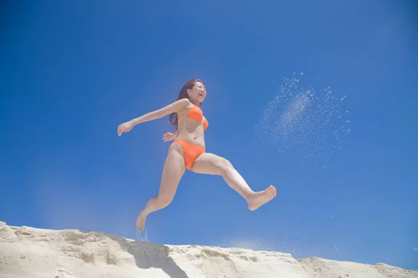 Giovane Donna Asiatica Bikini Che Salta Sulla Spiaggia — Foto Stock