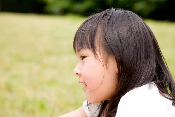 Mały Azji Dziewczyna Gra Letni Park — Zdjęcie stockowe