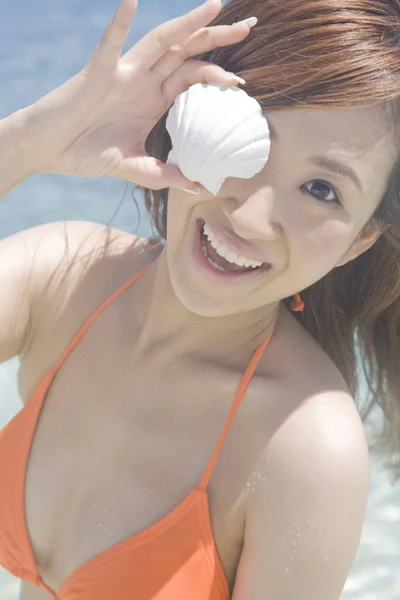 Joven Japonesa Bikini Playa Con Concha — Foto de Stock