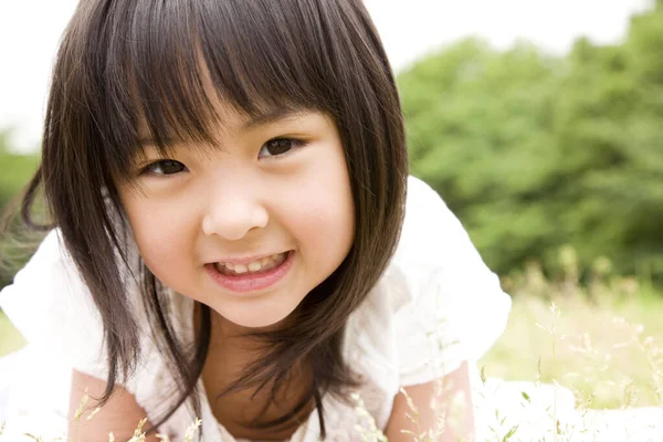 Κοριτσάκι Από Την Ασία Χαμογελά Στο Πάρκο Του Καλοκαιριού — Φωτογραφία Αρχείου