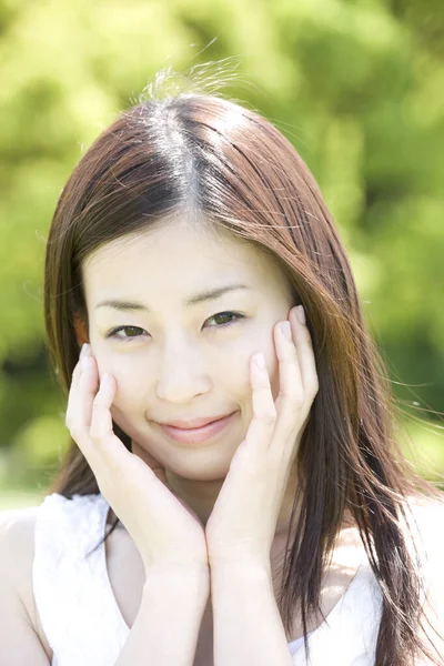 Schöne Junge Japanerin Lächelt Freien Die Kamera — Stockfoto
