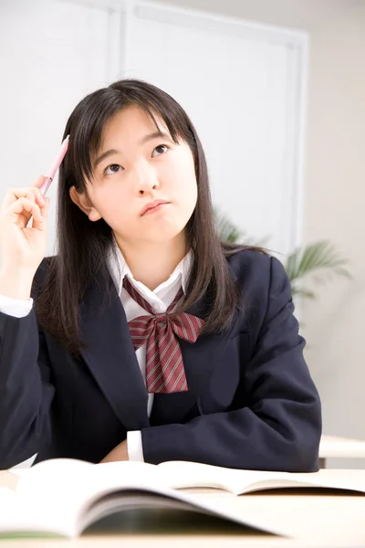 Muotokuva Söpö Japanilainen Tyttö Koulussa Yhtenäinen Opiskelu Koulussa — kuvapankkivalokuva