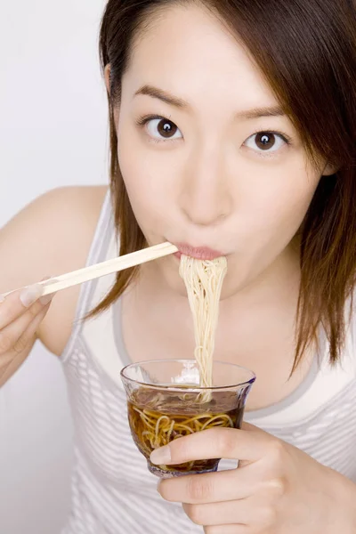 Jeune Asiatique Femme Manger Nouilles Avec Baguettes — Photo