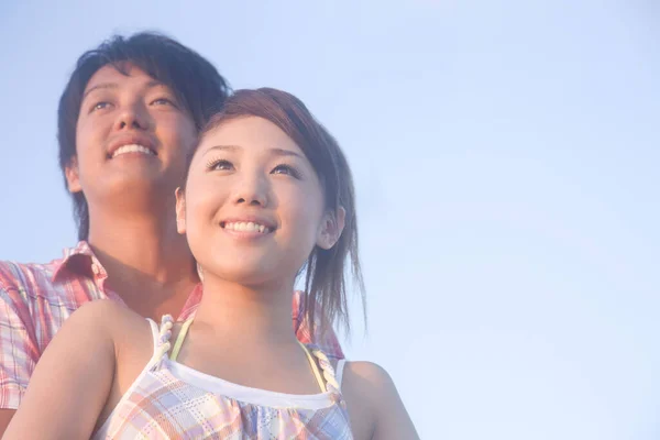 幸せな若いアジアのカップルの肖像画 — ストック写真