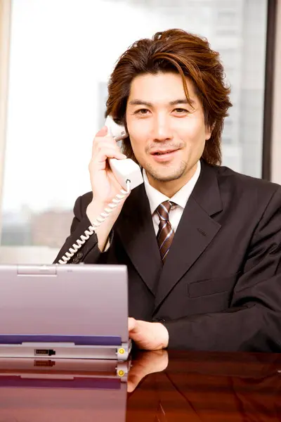 Giovane Asiatico Uomo Affari Parlando Telefono Ufficio — Foto Stock