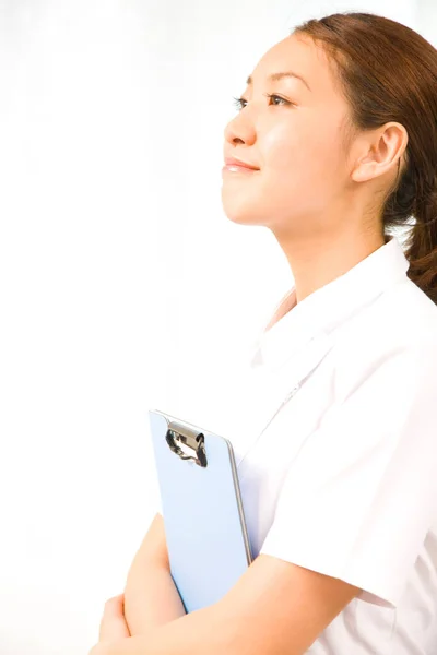 Belle Jeune Femme Affaires Asiatique Avec Flipboard Sur Fond Isolé — Photo