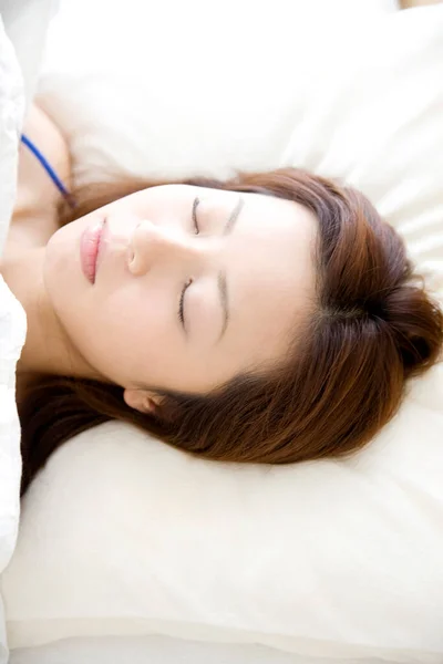 Jovem Mulher Asiática Dormindo Cama — Fotografia de Stock