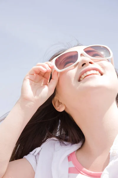 Młoda Azjatka Okularach Przeciwsłonecznych Pozujących Parku — Zdjęcie stockowe