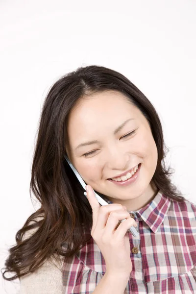 白い背景に隔離された携帯電話で話す美しい幸せな若い女性の肖像画 — ストック写真
