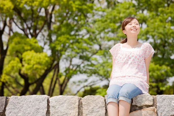 Boldog Fiatal Ázsiai Pihenés Nyári Parkban — Stock Fotó