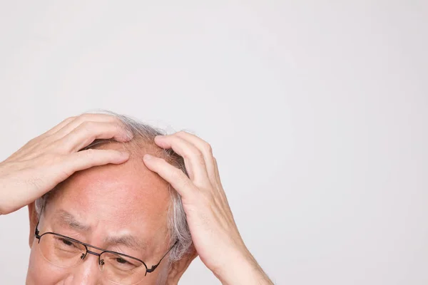 Senior Asijský Muž Držící Jeho Čelo — Stock fotografie