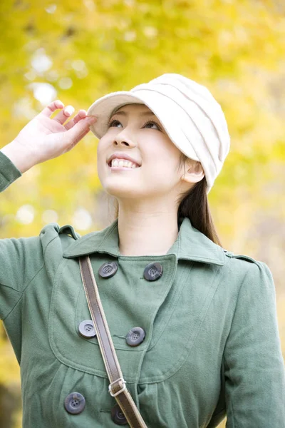 Retrato Mujer Asiática Joven Con Sombrero Parque Otoño —  Fotos de Stock