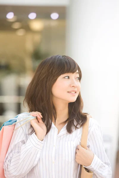 Schöne Glückliche Junge Asiatische Frau Mit Einkaufstüten Der Stadt — Stockfoto
