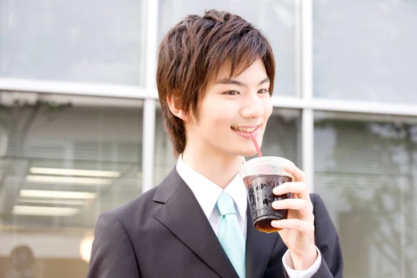 Junger Asiatischer Geschäftsmann Mit Kaffeetasse Der Nähe Des Büros — Stockfoto
