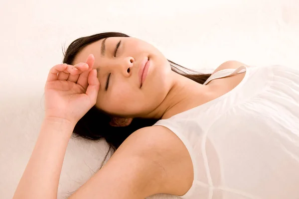 Junge Japanerin Schläft Auf Bett — Stockfoto