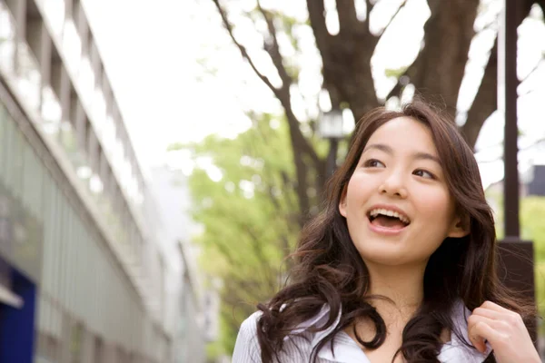 Joven Asiático Mujer Sonriendo —  Fotos de Stock