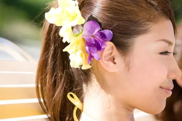 穿着泳衣的漂亮日本女人白天在海滩上休息 暑假的概念 — 图库照片