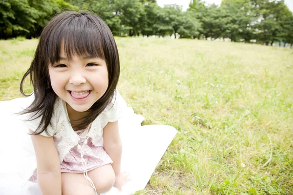在夏季公园里笑着的亚洲小女孩 — 图库照片